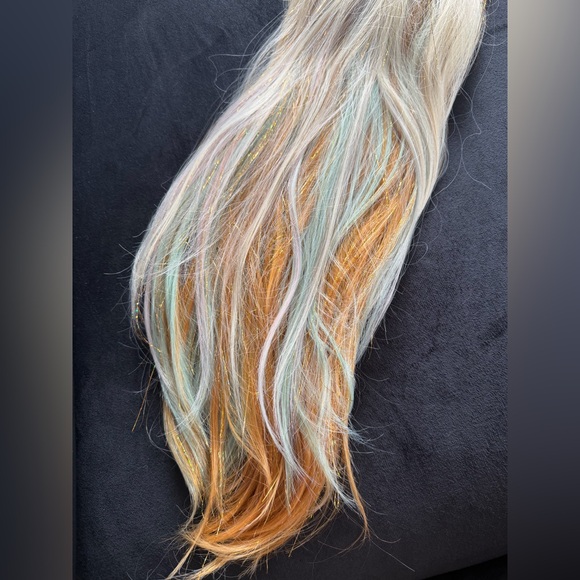 Brand new synthetic wig with tinsel. 13 x 1 parting space. 22 inches - Picture 8 of 14